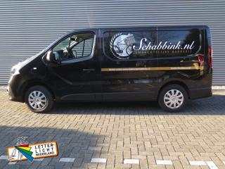 Autobelettering Bakkerij. Renault Trafic voorzien van full colour en snijtekst biezen.